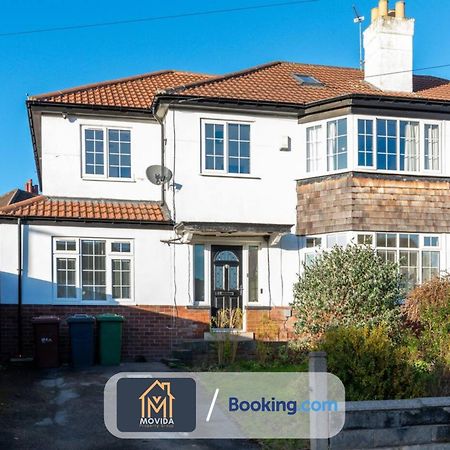 Large Modern 6 Bedroom House By Movida Property Group Short Lets & Serviced Accommodation With Games Room Leeds  Exteriér fotografie