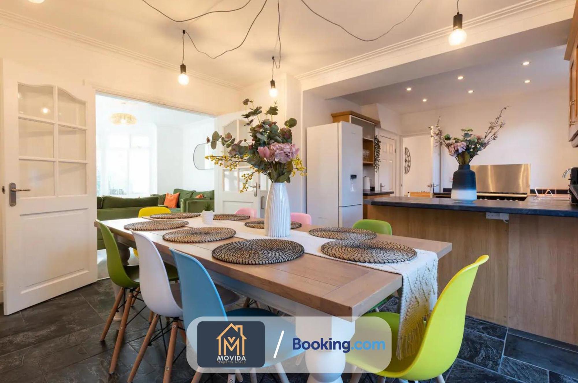 Large Modern 6 Bedroom House By Movida Property Group Short Lets & Serviced Accommodation With Games Room Leeds  Exteriér fotografie