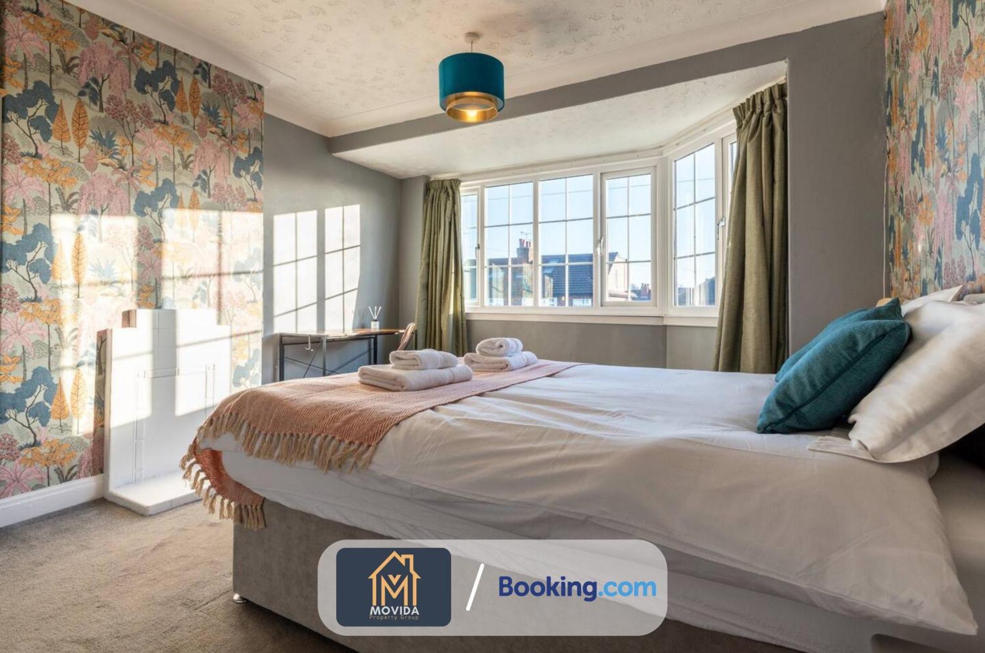 Large Modern 6 Bedroom House By Movida Property Group Short Lets & Serviced Accommodation With Games Room Leeds  Exteriér fotografie
