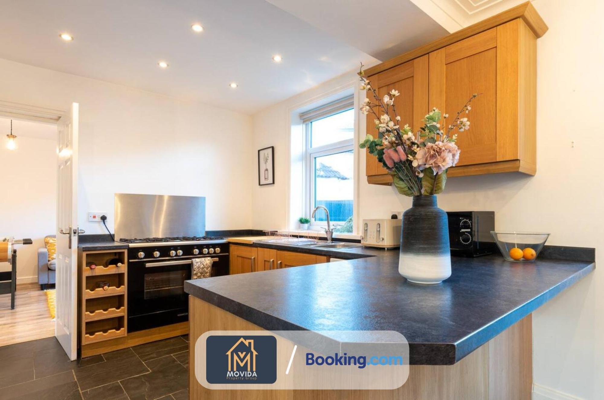 Large Modern 6 Bedroom House By Movida Property Group Short Lets & Serviced Accommodation With Games Room Leeds  Exteriér fotografie