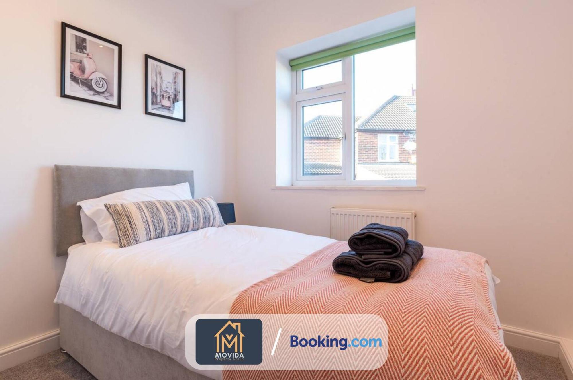 Large Modern 6 Bedroom House By Movida Property Group Short Lets & Serviced Accommodation With Games Room Leeds  Exteriér fotografie