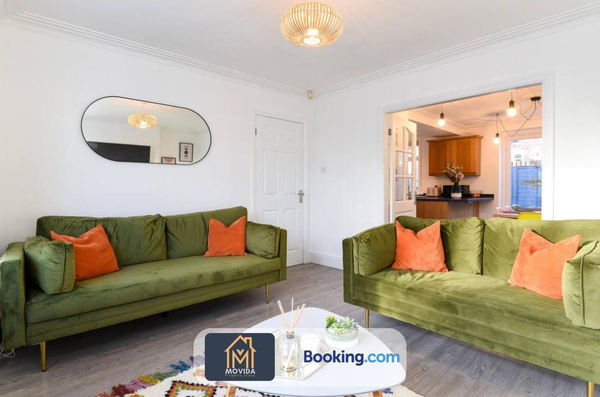 Large Modern 6 Bedroom House By Movida Property Group Short Lets & Serviced Accommodation With Games Room Leeds  Exteriér fotografie