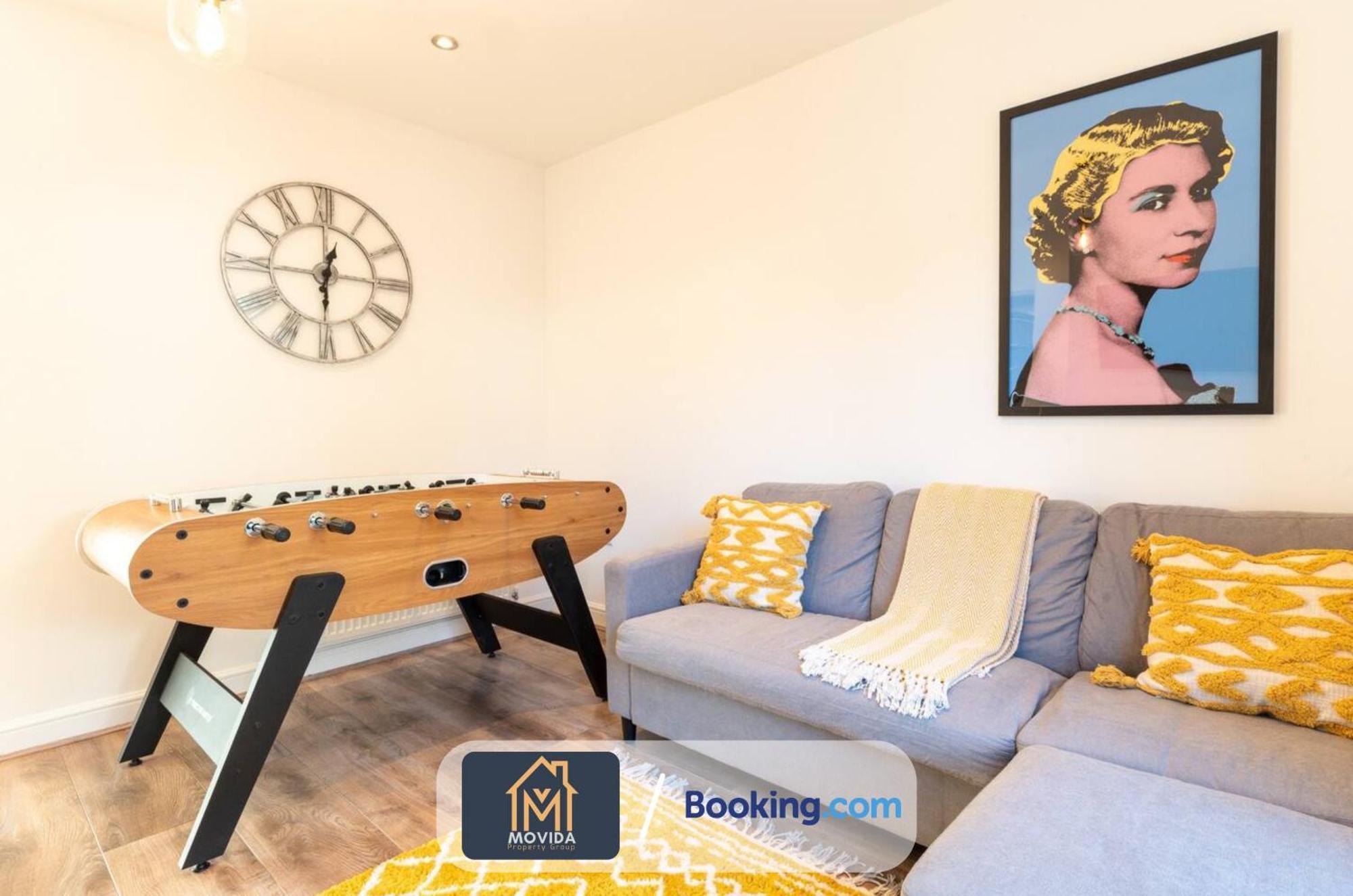 Large Modern 6 Bedroom House By Movida Property Group Short Lets & Serviced Accommodation With Games Room Leeds  Exteriér fotografie