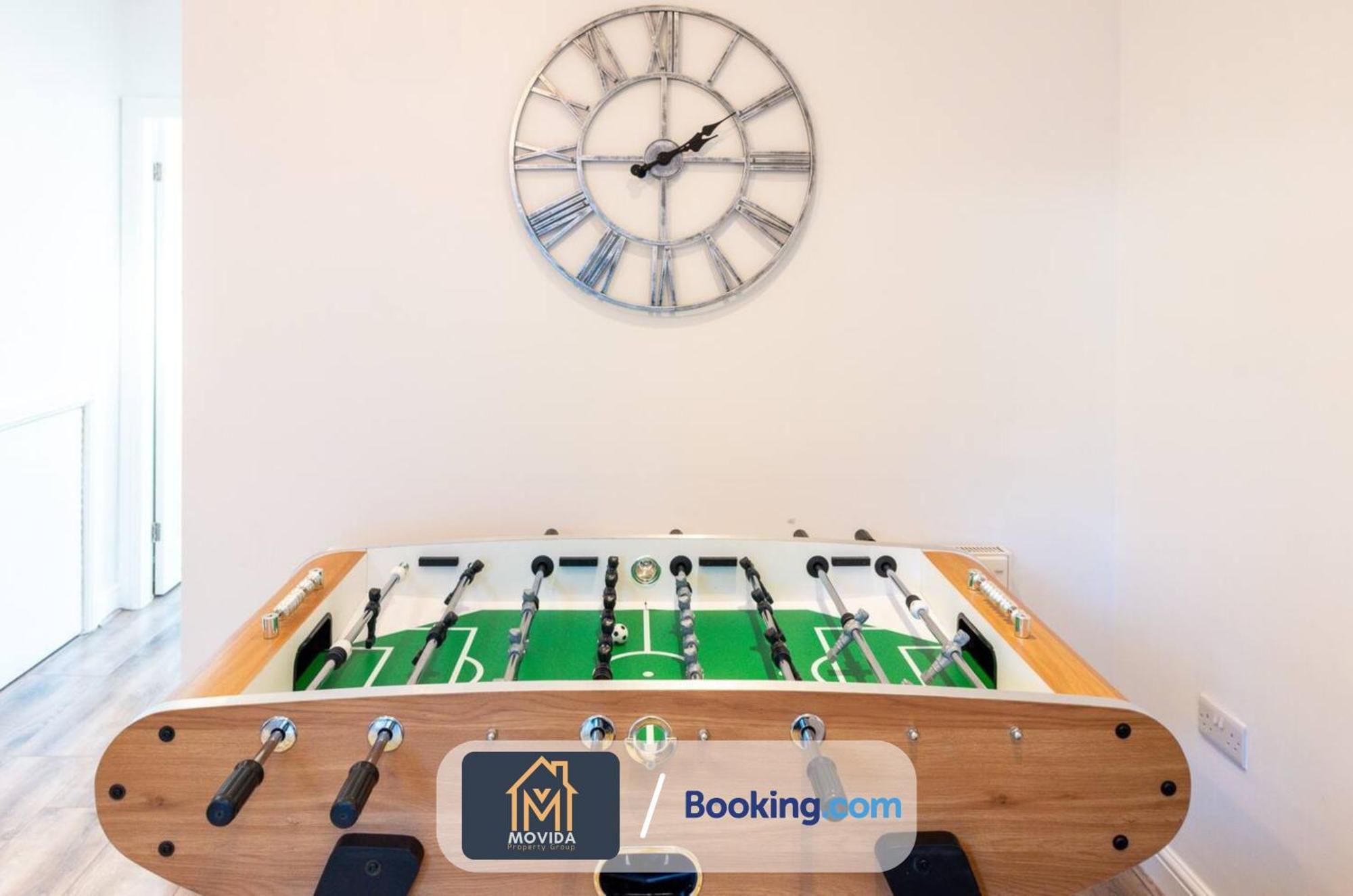 Large Modern 6 Bedroom House By Movida Property Group Short Lets & Serviced Accommodation With Games Room Leeds  Exteriér fotografie